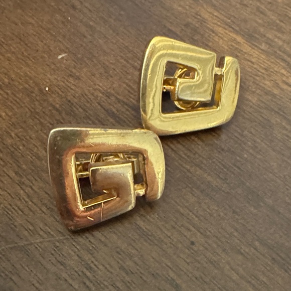 Vintage Trifari Gold Geometric clip on Earrings - Picture 3 of 4
